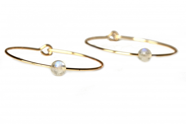 Personalisierte Creole Geburtsstein Perle als minimalistisches und sehr persönliches Geschenk für sie